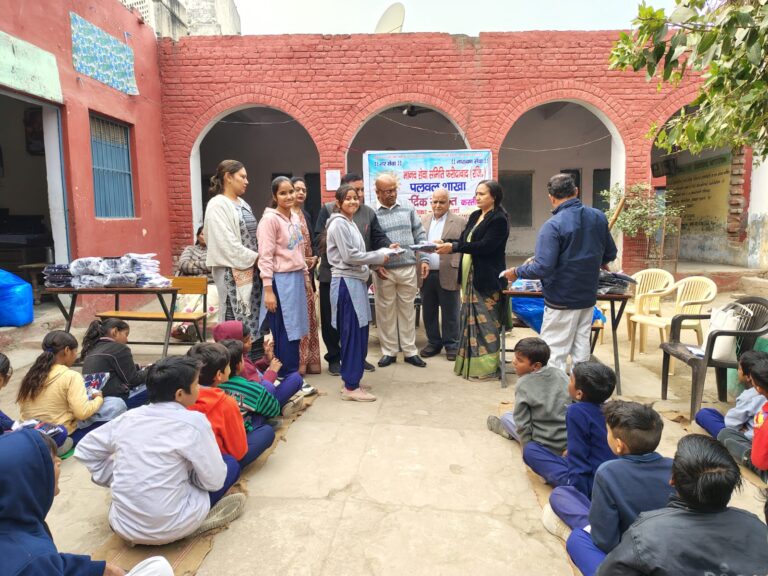 श्रृंखला में आज समिति द्वारा तीसरा जर्सी वितरण कार्यक्रम राजकीय उच्च प्राथमिक विद्यालय दरबार कुआं पलवल में आयोजित किया