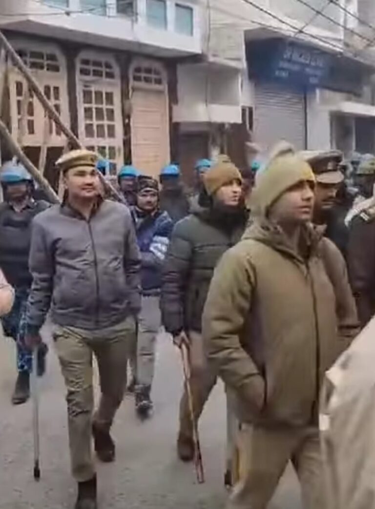 सपा सांसद जियाउर्रहमान बर्क के घर के बाहर आरएएफ, पीएसी और स्थानीय पुलिस बल तैनात
