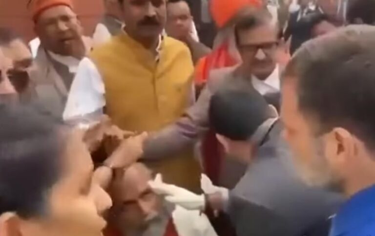बीजेपी सांसदों ने कांग्रेस पर बाबा साहेब अंबेडकर के अपमान का आरोप लगाते हुए संसद में विरोध प्रदर्शन