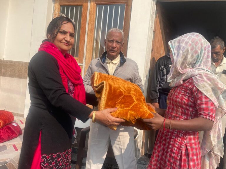 पलवल की प्रमुख संस्था मानव सेवा समिति पलवल शाखा द्वारा घूघेरा गांव में 50 जरूरतमंदों को इस सर्दी के मौसम में कंबल वितरण किया गया