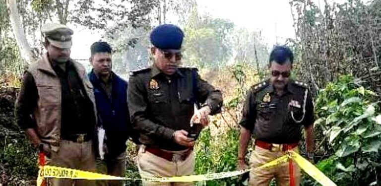 संदिग्ध परिस्थितियों में झाड़ी किनारे मिला अज्ञात शव