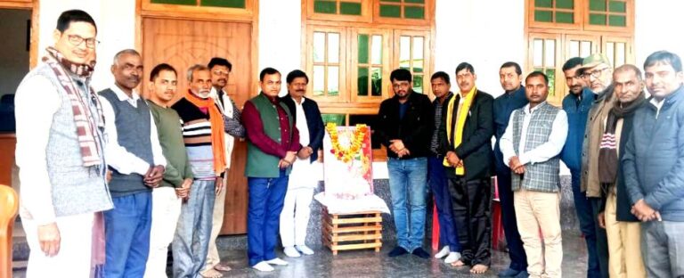 काव्य गोष्ठी में नामचीन कवियों की रचनाओं पर बजी जमकर तांलियां भीषण कड़कड़ाती ठण्ड में भी जुटी भीड़