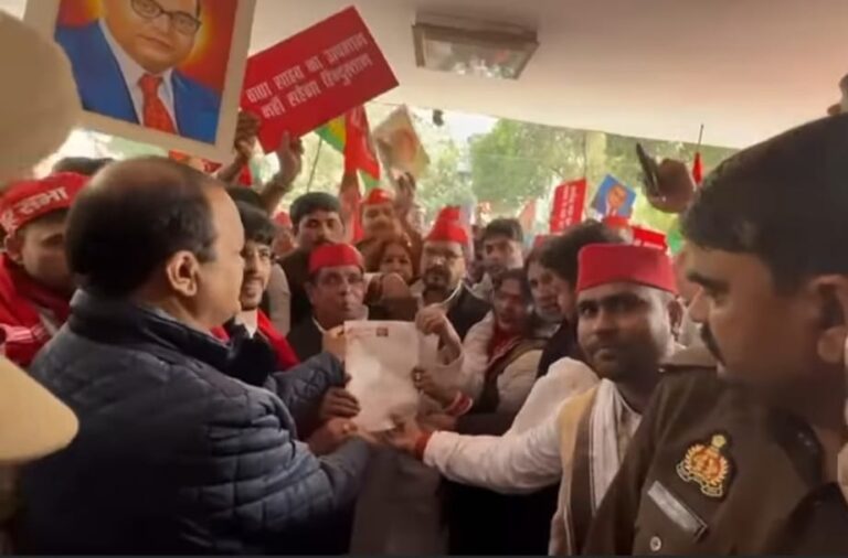 समाजवादी पार्टी ने जिला कलेक्ट्री पहुंचकर किया विरोध प्रदर्शन