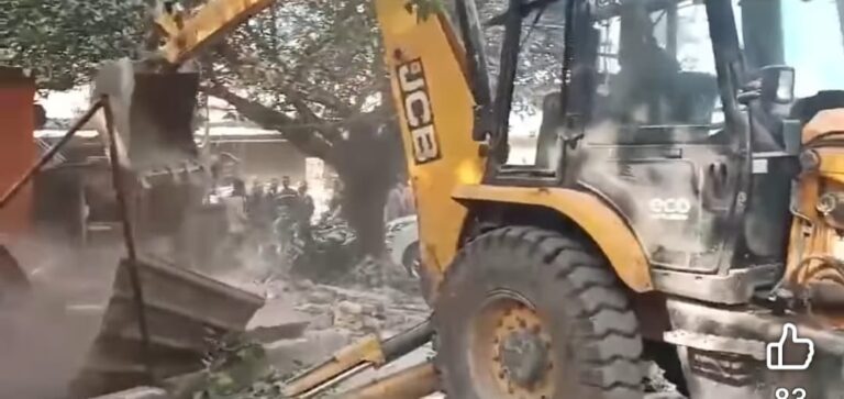 बीजेपी के जिला उपाध्यक्ष के कैम्प कार्यालय पर जिला प्रशासन के बुलडोजर से कार्यलय को किया जमीदोष