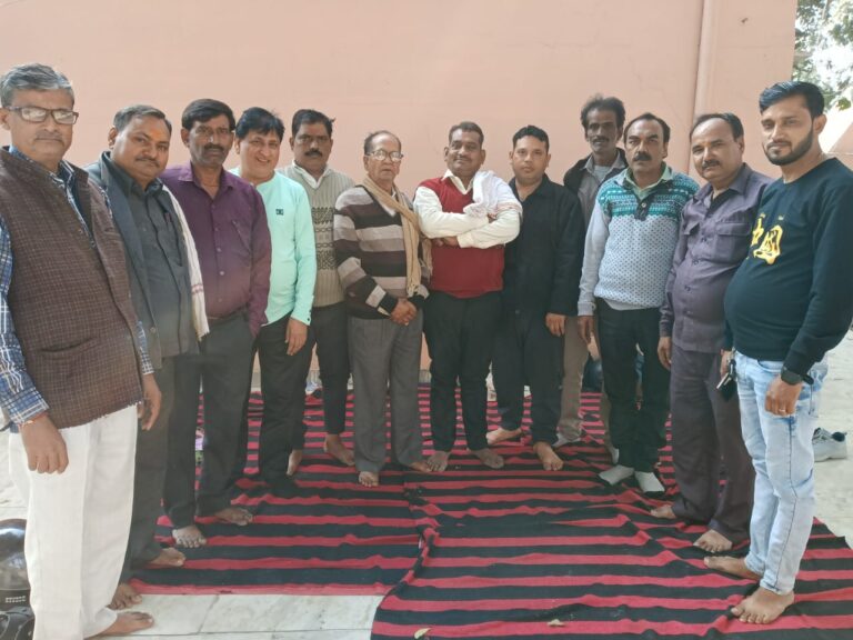 आज मथुरा केशकल वेलफेयर सोसाइटी मथुरा के तत्वाधान में एक बैठक मंडी समिति श्री राधा कृष्ण मंदिर पर आयोजित की गई