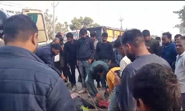 तेज रफ्तार ट्रक ने बाइक सवार को मारी जोरदार टक्कर बाइक सवार गंभीर रूप से घायल