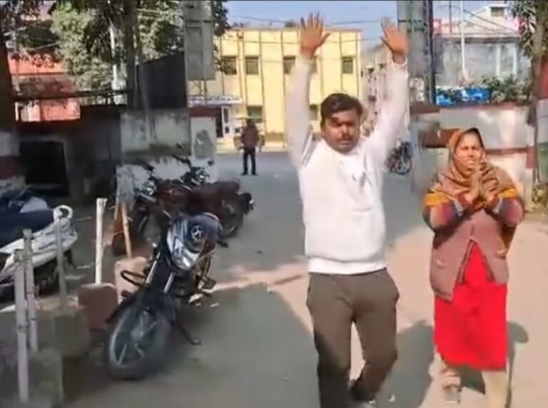 बिजनौर में पुलिस खौफ के चलते बदमाश ने मां के साथ थाने पहुंचकर किया सरेंडर