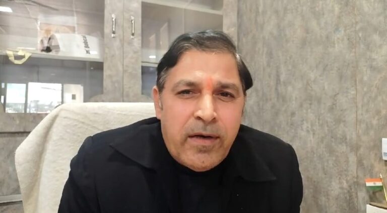  पलवल में जिओ कंपनी वालों ने गैर कानूनी रूप से लगाया अंशुल सोसाइटी में टावर जिसका स्थानीय निवासी कर रहे हैं विरोध