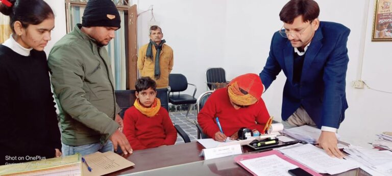 कलेक्ट्रेट कार्यालय में अमेठी जिलाधिकारी महोदया के जनता दर्शन मे दो नाबालिक बालक जिनकी उम्र 10 वर्ष और 11 वर्ष है बच्चे घर से अपनी समस्या को लेकर आए