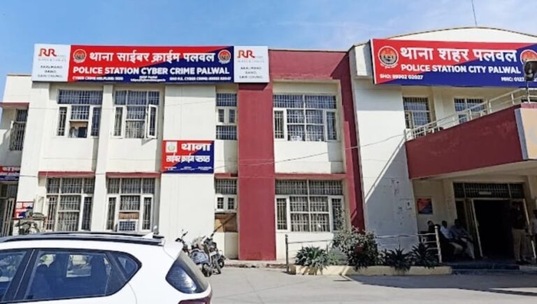 पलवल जिले के गांव पातली की विवादित जमीन को लेकर हुए गोली कांड मामले मैं जिला बार एसोसिएशन पलवल अनिश्चितकालीन हड़ताल पर है वही पतली ग्राम निवासीयों ने भी सैकड़ो महिला पुरुषों की मौजूदगी में आज पलवल सिटी मजिस्ट्रेट को शीघ्र ही दोषी वकीलों पर सख्त कार्रवाई करने को लेकर ज्ञापन दिया