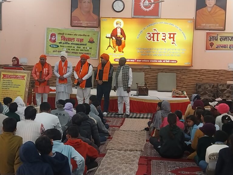 पलवल की प्रमुख संस्था आर्य समाज सेवा समिति द्वारा आज मकर संक्रांति एवं लोहड़ी पर्व के उपलक्ष में हवन यज्ञ के द्वारा भव्य सम्मान समारोह के साथ बड़ी धूमधाम से मनाया गया