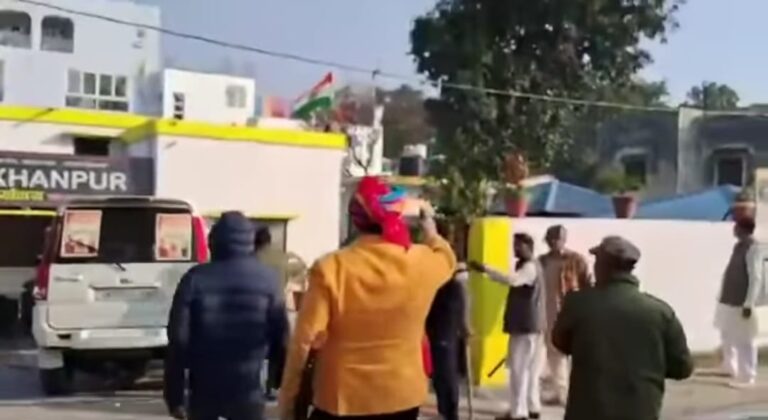 खानपुर के पूर्व विधायक प्रणव चैंपियन ने मौजूदा विधायक उमेश कुमार के आवास पर दिन दहाड़े ताबड़तोड़ गोलियों की बौछार