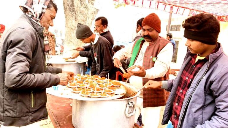 सेवा के महाकुम्भ मे अनवरत जारी रहा निःशुल्क भोजन वितरण का कार्यक्रम