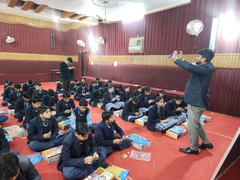 विद्यार्थियों के लिए वैज्ञानिक तकनीकी के विषय में जानकारी प्राप्त करना अत्यंत आवश्यक