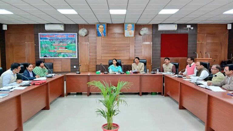 चकबंदी कार्यों को लेकर जिलाधिकारी ने की समीक्षा बैठक