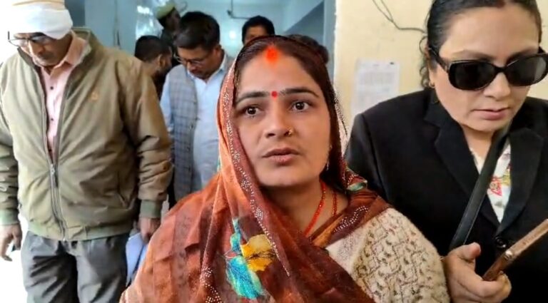 रिश्वत लेकर भी नहीं किया काम लेखपाल पर भड़की महिला तहसील में किया हंगामा