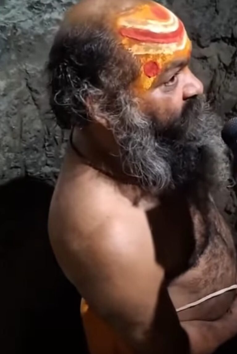 स्वामी परमहंस आश्रम सगरा बाबूगंज के पीठाधीश्वर मौनी महाराज ने 57वीं भू समाधि महाकुंभ में लिया