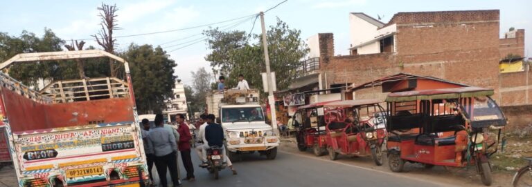 जिम्मेदारों की लापरवाही आमजनों के परेशानी व हादसों का बन रही सबब