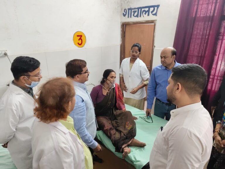 सीएमओ के निरीक्षण में अस्पताल के दवा भण्डारण में तमाम अव्यवस्थाएं
