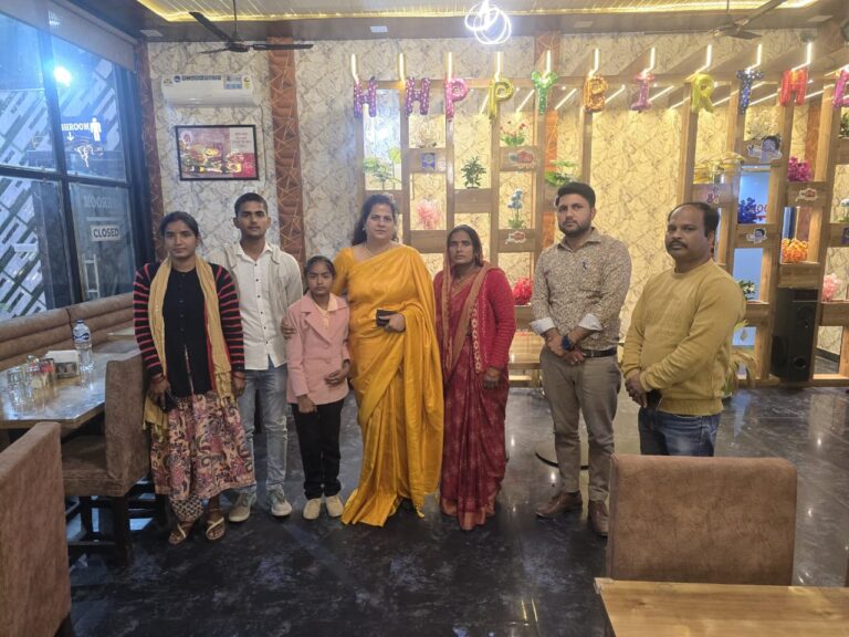 मृतक प्रधान के परिवारीजनों को बीडीओ ने सौंपी 01 लाख की सहायता राशि की चेक