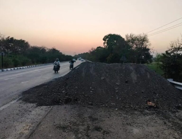 हाईवे किनारे डाली गई वेस्टेज गिट्टी कभी भी बन सकती है हादसे का शिकार