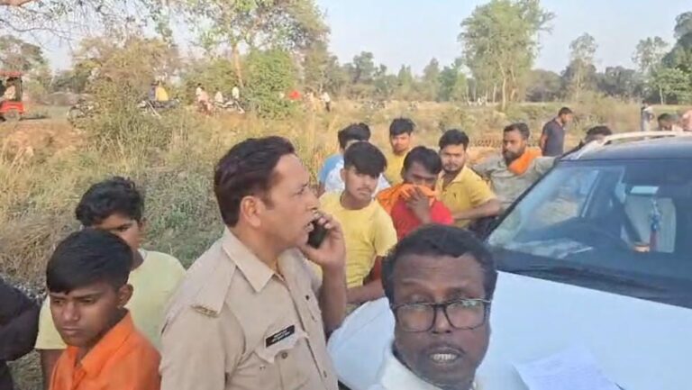 घर से गए कमाने युवक की तीन दिन बाद गांव के किनारे लटका मिला शव, कोहराम