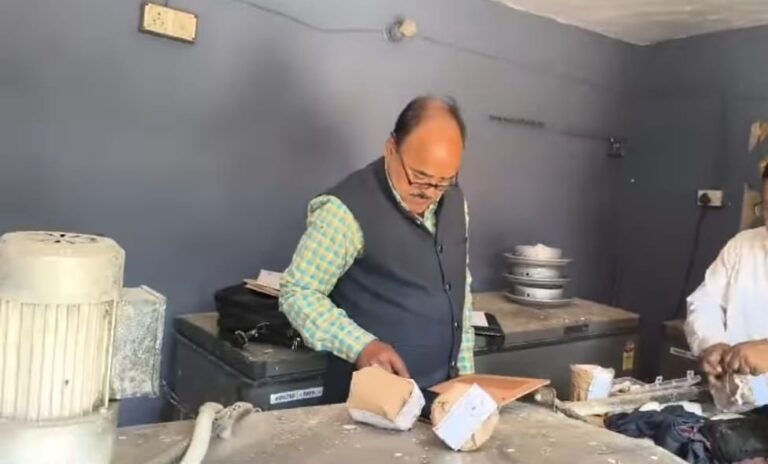 होली त्यौहार के दृष्टिगत खाद्य सुरक्षा विभाग की टीम ने जनपद के विभिन्न खाद्य प्रतिष्ठानों पर की छापेमारी