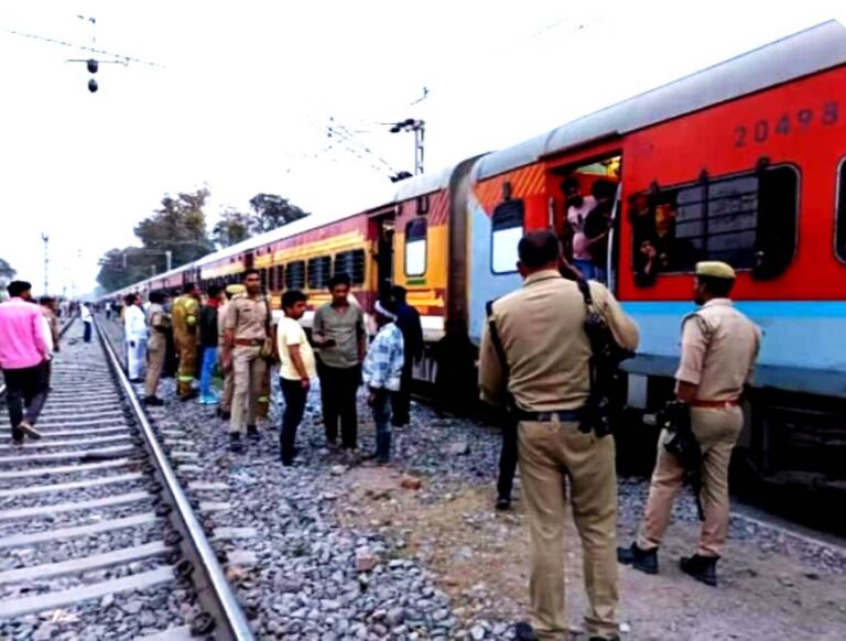 अंत्योदय एक्सप्रेस के जनरल कोच में फतेहपुर रेलवे स्टेशन के नजदीक लगी आग