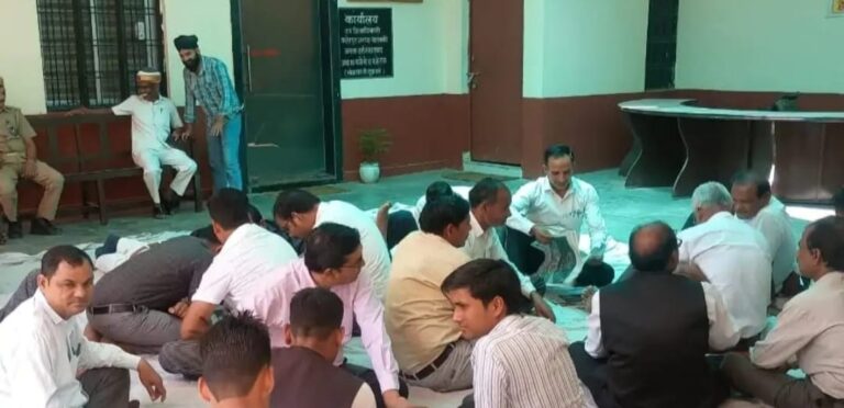 फतेहपुर दि बार एसोसिएशन अधिवक्ताओं की हड़ताल व आठवें दिन भी धरना रहा जारी