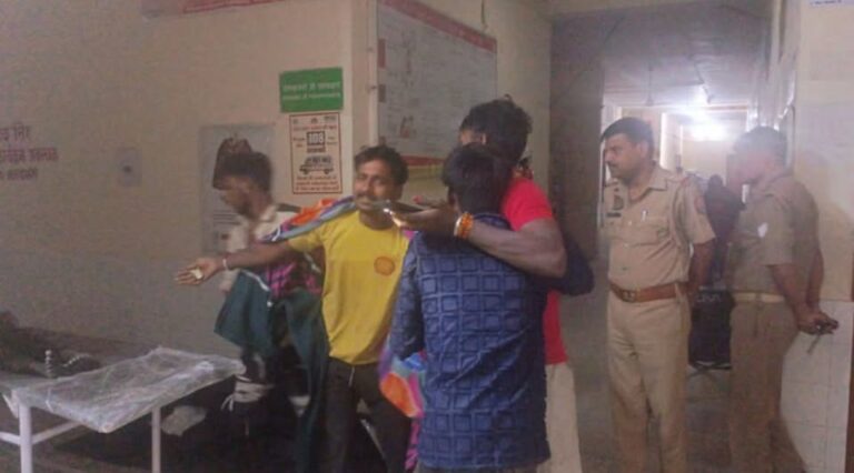 गाजीपुर ट्रेलर ने झोपड़ी में सो रहे 5 लोगों को कुचला, तीन बच्चों की मौत