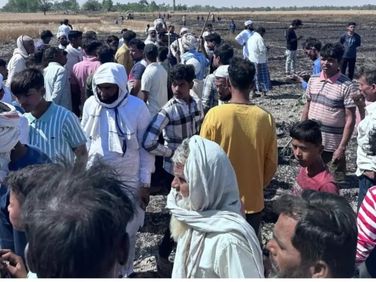 अज्ञात कारणों से गेहूं के खेत में लगी आग लगभग एक बीघा की फसल हुई जलकर राख