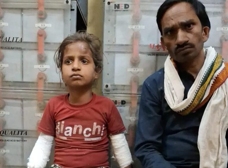 परिवहन नियमों को ताख पर रख कर सड़कों पर दौड़ा रहे ई-रिक्शा