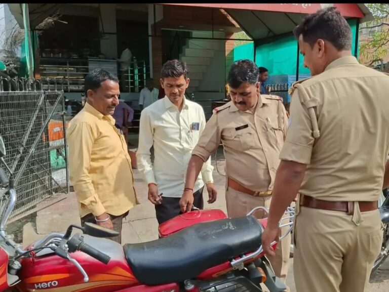 दिनदहाड़े अज्ञात चोरों ने बाईक की डिग्गी तोड़ पार किए 1.5 लाख की नगदी, मामला दर्ज