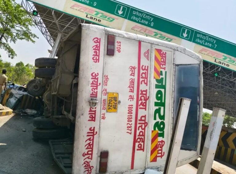 यूपी रोडवेज की जनरथ बस का टोल प्लाजा पर अचानक ब्रेक फेल हो गई, जिससे बस वगीं पलट गई