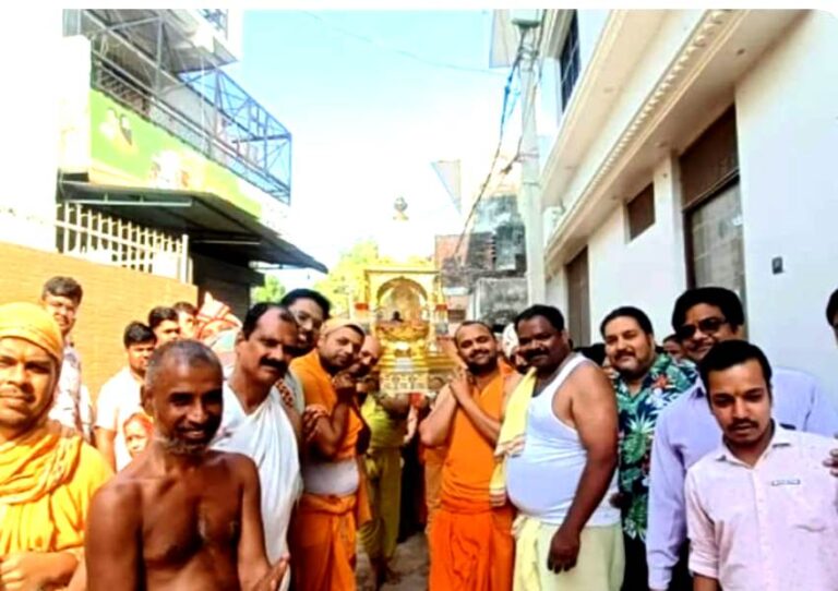 जैन मंदिर में नई प्रतिमाओं की स्थापना पालकी यात्रा में उमड़े श्रद्धालु