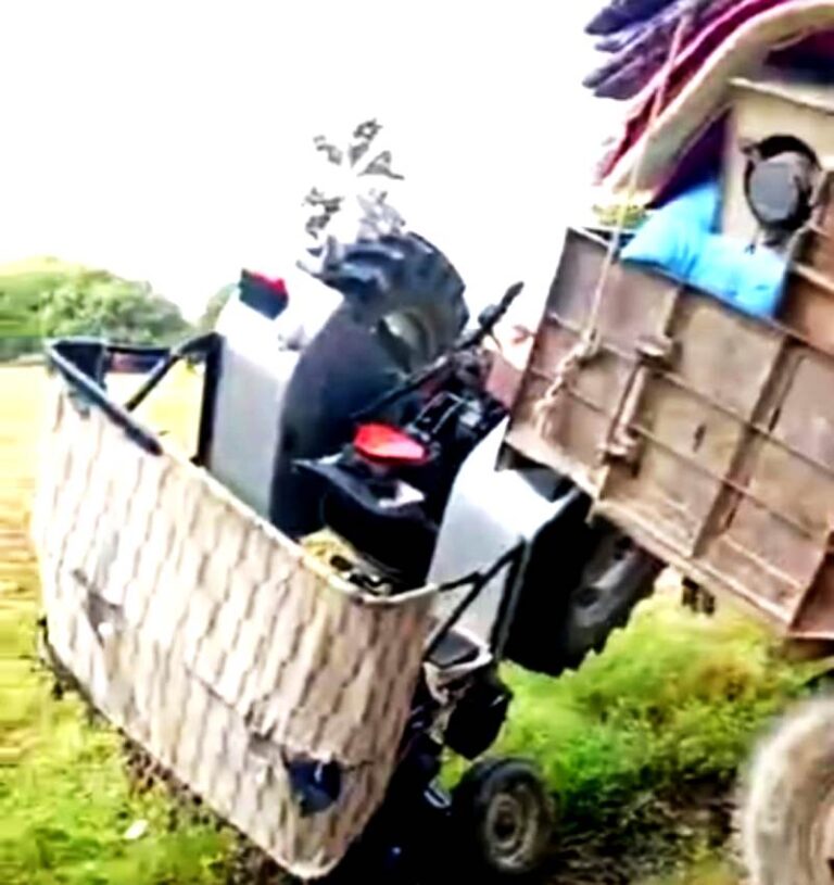 टेंट लेकर जा रहा ट्रैक्टर ट्राली पलटी, बाल बाल बचे सवार और चालक