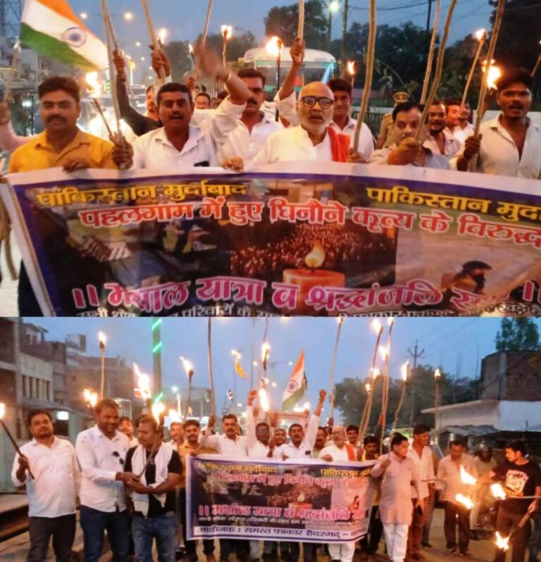 हैदरगढ़ तहसील के पत्रकारों ने मशाल यात्रा निकाल फूंका पाकिस्तान का पुतला कैंडल मार्च लेकर श्रद्धांजलि अर्पित की