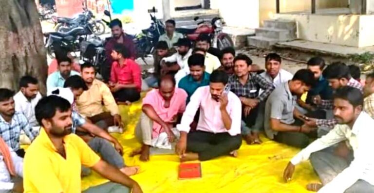विद्युत संविदा कर्मचारियों ने दो माह से वेतन ना मिलने से भुखमरी के हालातों के चलते किया धरना प्रदर्शन