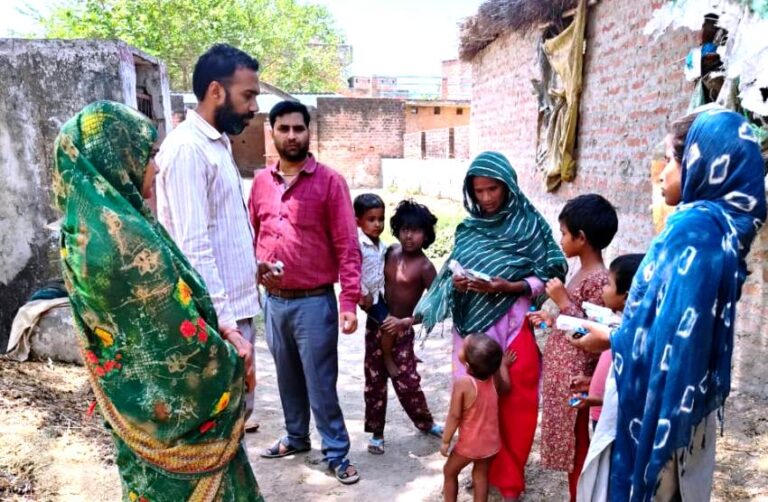 चिकन पॉक्स की चपेट में आने से एक दर्जन लोग बीमार, स्वास्थ्य विभाग की टीम ने जांच कर वितरित की दवाई