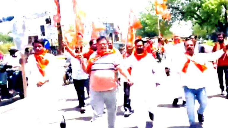 पाकिस्तान का पुतला फूंक कर शिवसेना शिंदे गुट के जिला अध्यक्ष ने किया विरोध प्रदर्शन