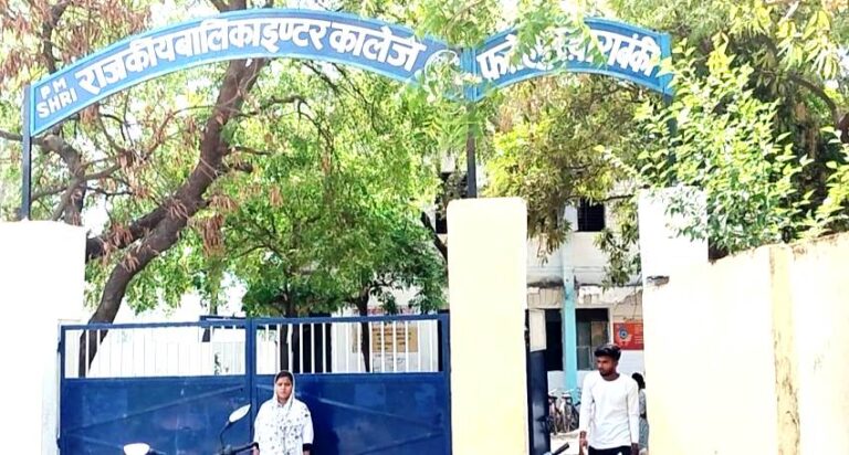 विद्यालय की लापरवाही के चलते कक्षा 9 छात्रा अंक पत्र में त्रुटि होने से परेशान