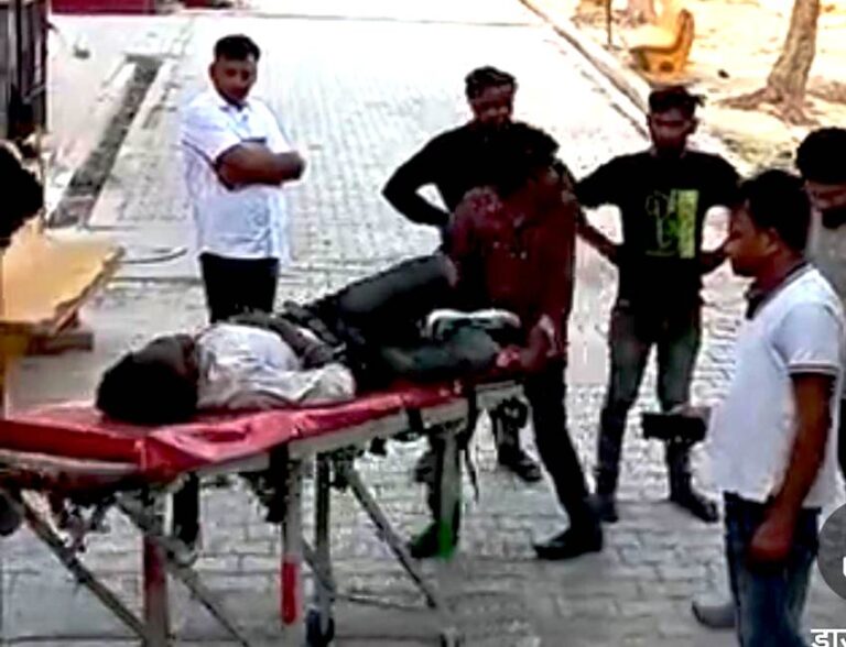 तेज रफ्तार मोटरसाइकिल असंतुलित होकर पलटी, तीन गंभीर जख्मीं भर्ती