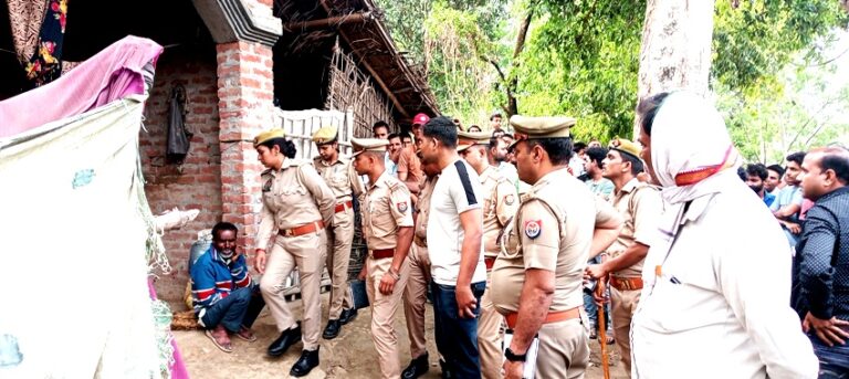 विवाहिता की गला काटकर हत्या, एसपी ने घटनास्थल का लिया जायजा 500 मीटर दूरी पर लगे सीसीटीवी फुटेज खागंलने में जुटी पुलिस