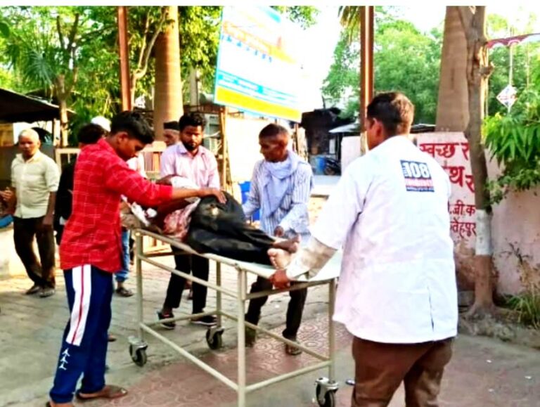 बाइक सवार महिलाओं को बचाने में ई-रिक्शा से टकराया हालत गंभीर