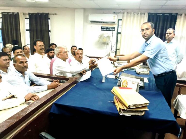 अधिवक्ताओ ने नारे बाजी करते हुए उपजिलाधिकारी फतेहपुर को दिया ज्ञापन