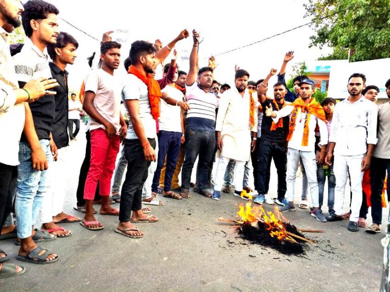 अखिल भारतीय विद्यार्थी परिषद के पदाधिकारी ने निकाला विरोध मार्च