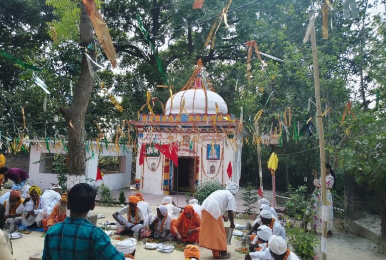 218 साल पुरानी बाबा हुलास दास की कुटी पर हुआ विशाल भंडारा, 101 साधुओं का लगा भोग हजारों श्रद्धालुओं ने लिया प्रसाद