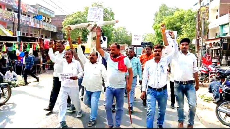 27 हिंदुओं की हत्या के विरोध में पत्रकारों का प्रदर्शन कोठी चैराहा पर आतंकवादियों का पुतला दहन, पत्रकारों ने पाकिस्तान मुर्दाबाद के लगाए नारे