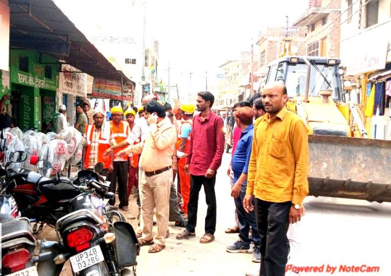 मुख्य मार्गों पर अतिक्रमण को लेकर बेलहरा में ईओ ने चलाया अतिक्रमण विरोधी अभियान डीएम के निर्देश पर बाबा का बुलडोजर भी रहा अभियान में शामिल