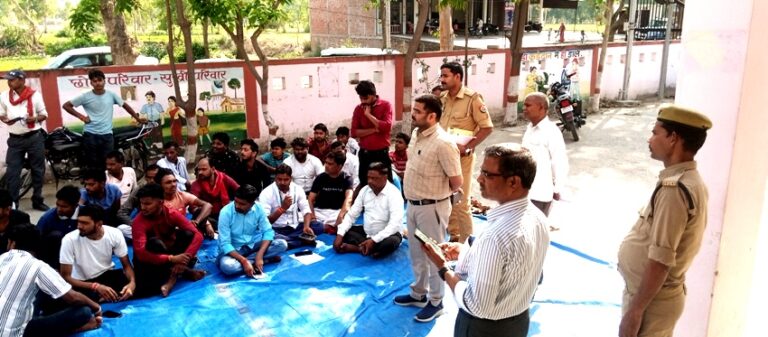 एम्बुलेंस चालक व फार्मासिस्ट से मारपीट पर भाकियू भी आंदोलन में हुई शामिल तहसीलदार ने धरना प्रदर्शन कर रहे फार्मासिस्टों  से की बातचीत